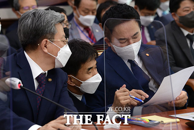 원희룡 국토교통부 장관이 국정감사에 출석해 자료를 살펴보고 있다. 왼쪽은 이원재 1차관.
