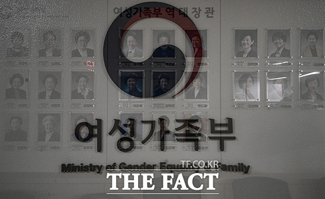 정부의 여성가족부 폐지가 발표된 6일 오후 서울 종로구 정부서울청사 내 여성가족부 사무실에 역대 장관들의 사진이 걸려있다. /이동률 기자
