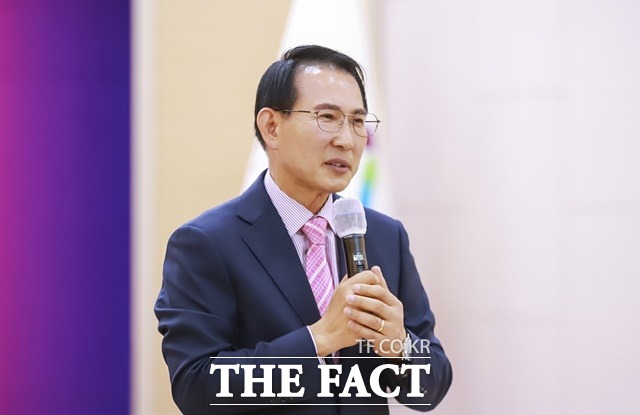 이완섭 충남 서산시장이 6일 시청 대회의실에서 열린 취임 100일 기자간담회에서 그동안의 성과를 밝히고 포부를 밝혔다. / 서산시 제공