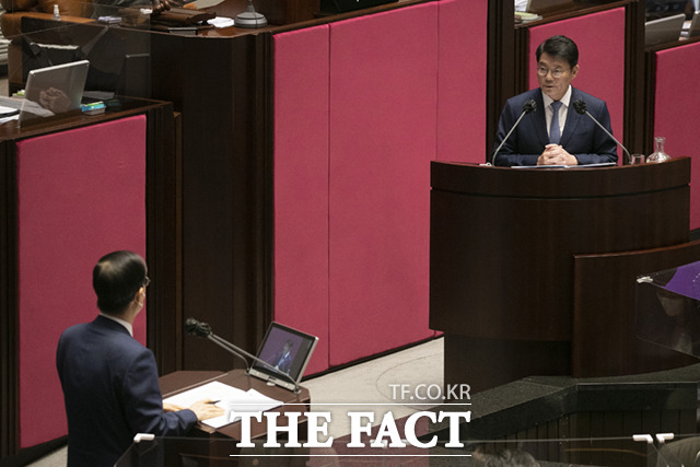 김수흥 민주당 의원이 21일 오후 서울 여의도 국회 본회의장에서 열린 제400회 국회(정기회) 제5차 본회의 대정부 질문(경제분야)에서 한덕수 국무총리에게 질문을 하고 있다.