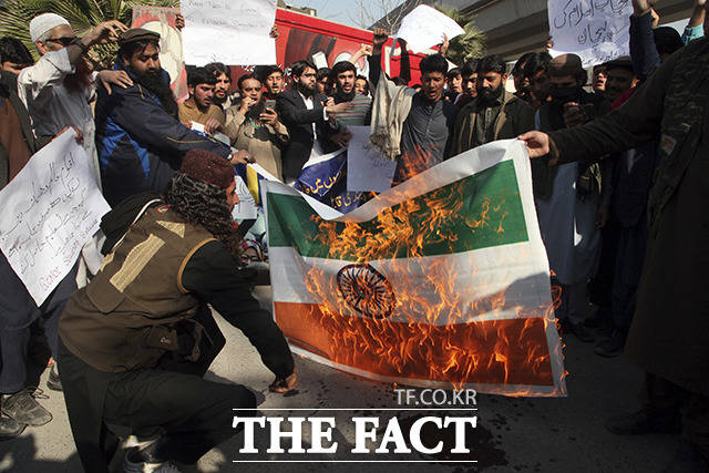 파키스탄에서도 열린 연대 시위. 시위자들이 인도의 국기를 불태우고 있다. /페샤와르=AP.뉴시스