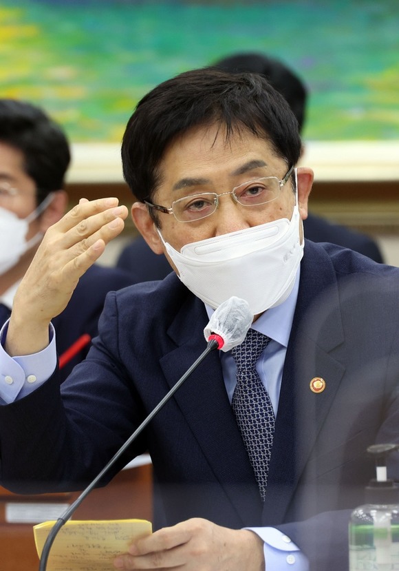 김주현 금융위원장이 6일 서울 여의도 국회 정무위원회에서 열린 국정감사에 출석해 의원들의 질의에 답변하고 있다. /뉴시스