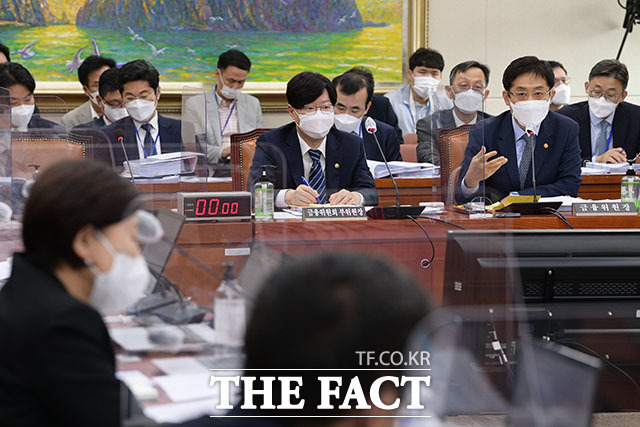 김주현 금융위원장이 6일 오전 서울 여의도 국회에서 열린 정무위원회의 금융위원회에 대한 국정감사에 출석해 의원 질의에 답변하고 있다. /남윤호 기자