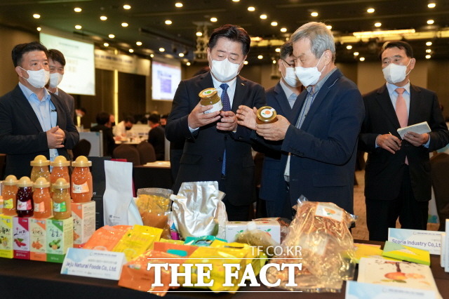 제주특별자치도는 지역내 기업과 해외 바이어·해외무역상사 간 교류 확대를 위해 6일 오전 제주한라대학교 컨벤션센터에서 ‘2022 하반기 무역상사 초청 수출상담회’를 개최했다고 밝혔다./제주도 제공