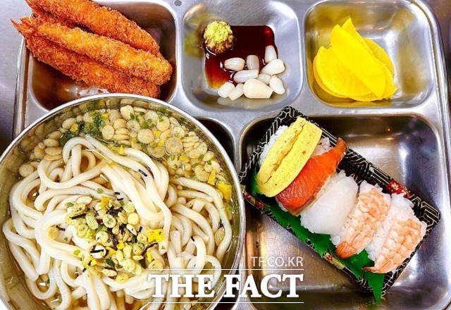 군부대 식단에 고가 메뉴인 대하튀김과 초밥 등이 나와 화제가 되고 있다. 페이스북 캡처