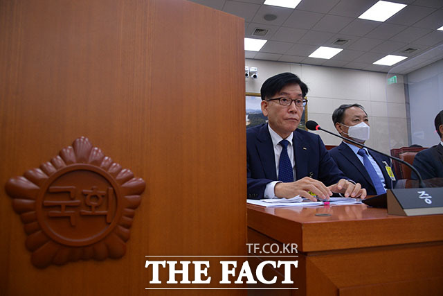 박두선 대표는 마련해둔 답변과 같이 파업을 주도한 노조원들에게 470억 원의 손해배상 청구를 법과 원칙에 따른 결정이었다고 강조했다.