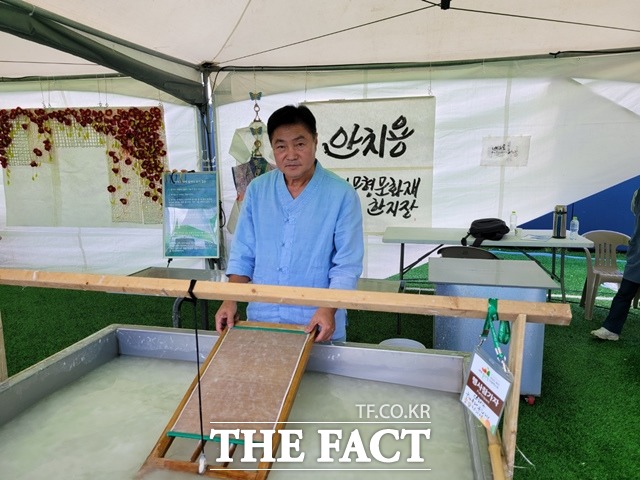 국가무형문화재인 한지장 안치용(63)씨, 사진=김도우 기자