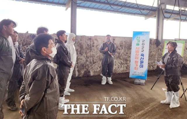 정읍시농업기술센터 관계자는 “코로나19로 인해 외국인 입국 제한과 인건비 급등으로 축산농가 인력난이 심화됨에 따라 지원책 마련이 시급한 상황”이라며 “앞으로 축산 스마트 기술 보급으로 축산농가의 삶의 질을 높이기 위해 최선을 다 하겠다”고 말했다. / 정읍시농업기술센터 제공