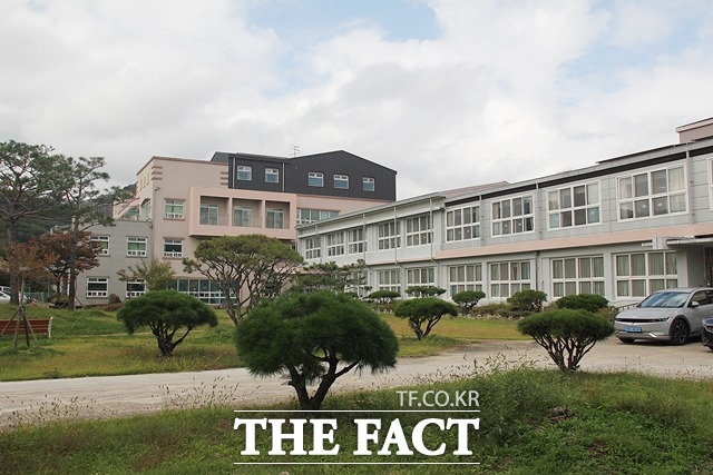 경북 상주 낙동신상초등학교가 폐교 이후 교실을 개조해 노인요양시설으로 쓰이고 있다./김이현 기자