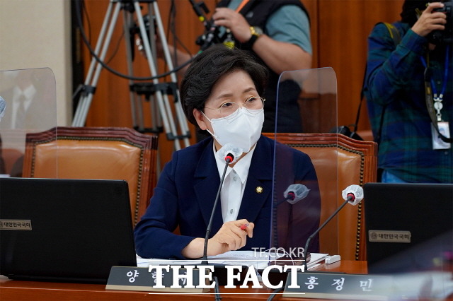양향자 의원(광주 서구을)이 7일 산자부 국감에서 미래차 전환을 위한 내연기관 부품업체 정부 지원이 턱없이 부족하다고 지적하며 철저한 실태조사 후 현실적인 지원정책을 마련하라고 촉구했다./더팩트 DB