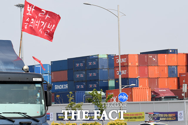 올해 8월 원자재 등의 수입 가격 상승으로 상품수지 적자가 약 45억 달러에 이르면서 전체 경상수지도 4개월 만에 다시 적자로 돌아섰다. 한국은행은 9월 경상수지가 다시 흑자 전환에 성공할 수 있을 것으로 내다보고 있다. 인천 연수구 인천신항 컨테이너 터미널. /남용희 기자