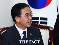  검찰, '블랙리스트 의혹' 조명균 전 통일부 장관 조사