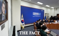  민주당 대표실에 추가된 文 사진...'김대중-노무현과 나란히' [TF사진관]