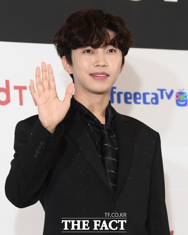 K-POP 아티스트와 전 세계 음악 팬들이 함께 만드는 음악 시상식 2022 더팩트 뮤직 어워즈가 8일 오후 서울 송파구 방이동 KSPO DOME(올림픽 체조경기장)에서 열려 임영웅이 포토타임을 갖고 있다. /KSPO DOME=이새롬 기자