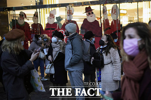 세계보건기구(WHO)는 전날 발표한 데이터에 따르면 유럽연합(EU)의 코로나19 확진자가 지난주 150만 명으로 집계됐다. 사진은 프랑스 파리에서 마스크를 쓴 시민들이 크리스마스 용품 등이 장식된 상점 앞을 지나고 있는 모습으로 기사의 특정 사실과는 무관하다. /AP.뉴시스
