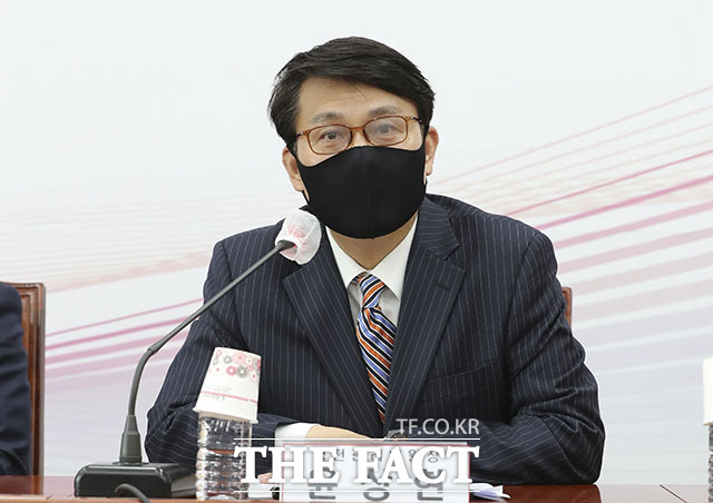 윤상현 국민의힘 의원이 8일 같은당 김기현 의원을 향해 안철수 의원이 민주당 대표를 지낸 사실과 창당·합당·탈당 이력을 공격한 건 나가도 너무 나갔다고 밝혔다. /남윤호 기자