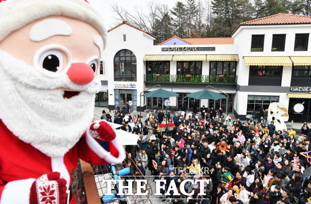 담양군은 지난 6일 제4회 담양산타축제 추진 방향과 지역 의견 수렴을 위해 담양산타축제추진위원회 회의를 개최했다고 8일 밝혔다. 사진은 2019년 산타축제 모습./담양군 제공