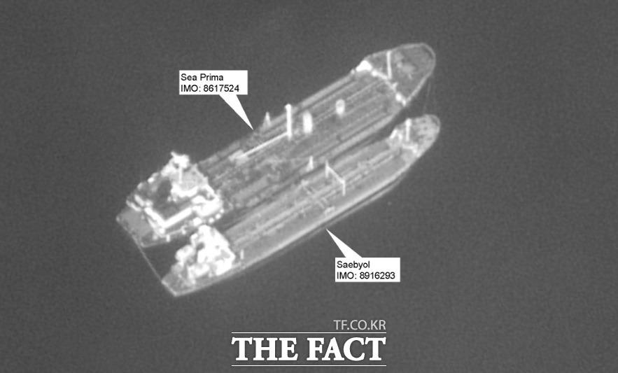 미국 정부의 제재대상이 오른 유조선 커리저스호(불법 환적당시 씨프리마)가 북한 유조선 배별호와 해상에서 선박간 환적을 통해 유류를 옮기고 있는 사진. /미국 재무부 해외자산통제실