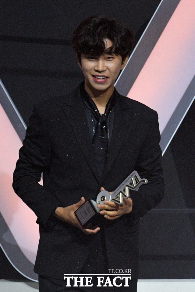 임영웅의 5관왕의 의미는 각별하다. K-POP 아티스트와 전 세계 음악 팬들이 함께 만드는 음악 시상식 2022 더팩트 뮤직 어워즈가 8일 오후 서울 송파구 방이동 KSPO DOME(올림픽 체조경기장)에서 열린 가운데 가수 임영웅이 팬앤스타 엔젤앤스타를 수상하고 있다. /KSPO DOME=남윤호 기자