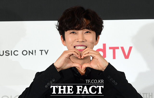 K-POP 아티스트와 전 세계 음악 팬들이 함께 만드는 음악 시상식 2022 더팩트 뮤직 어워즈가 8일 오후 서울 송파구 방이동 KSPO DOME(올림픽 체조경기장)에서 열린 가운데 가수 임영웅이 포토타임을 갖고 있다./임영무 기자