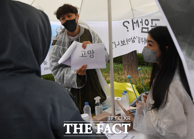 제 4회 우리말 예술 축제인 말모이 축제가 9일 오후 서울 종로구 마로니에 공원 일대에서 열린 가운데, 시민들이 지역 방언 체험을 하고 있다.