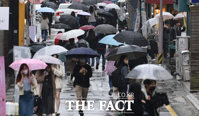 한글날인 9일 오후 전국적으로 가을비가 내리는 가운데, 서울 종로구 대학로 일대를 찾은 시민들이 우산을 쓴 채 걸음을 옮기고 있다. /이새롬 기자