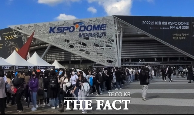 전 세계 K-POP 팬들이 지난 8일 2022 더팩트 뮤직 어워즈를 보기 위해 이른 아침부터 서울 올림픽체조경기장을 찾았다. /KSPO DOME=박지윤 기자