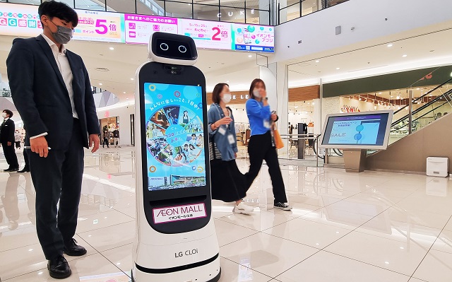 LG전자는 최근 일본 기후현 토키시 이온몰 토키점에 LG 클로이 가이드봇 2대를 공급했다. LG 클로이 가이드봇이 AI 기반의 자율주행과 장애물 회피를 기반으로 일본 대형 쇼핑몰 곳곳을 돌아다니며 방문객을 안내하고 필요한 정보를 제공하는 모습. /LG전자 제공