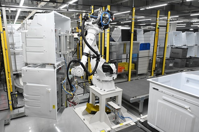 LG스마트파크 통합생산동 생산라인에 설치된 로봇팔이 무거운 냉장고 부품을 옮기고 있다. /LG전자 제공
