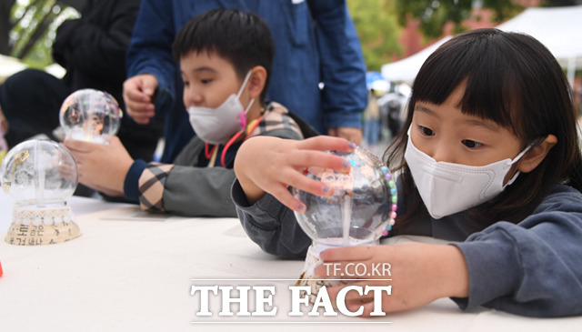 제 4회 우리말 예술 축제인 말모이 축제가 9일 오후 서울 종로구 마로니에 공원 일대에서 열린 가운데, 아이들이 한글문양 등 만들기 체험을 하고 있다. /이새롬 기자