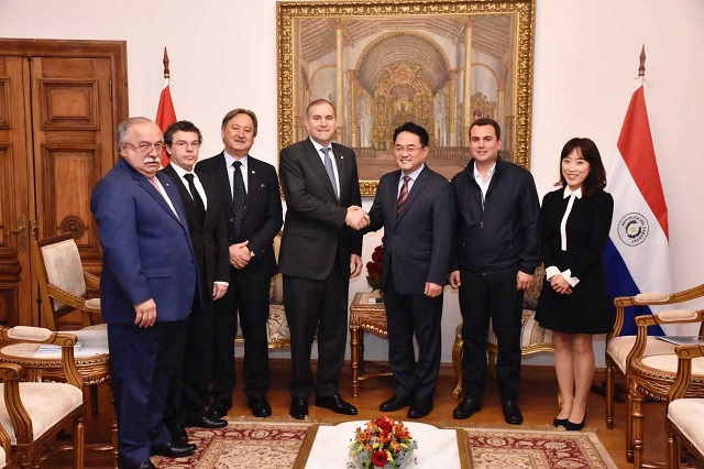 박철연 현대차 중남미판매실장(오른쪽 세 번째부터)이 지난달 29일 파라과이 아순시온 외교부 청사에서 훌리오 아리올라 라미레즈 외교부 장관과 라울 실베로 실바그니 외무부 차관, 엔리케 프랑코 경제부 차관, 후안 안드레스 행정기술부 차관 등과 부산세계박람회 유치 관련 면담을 한 후 기념사진을 촬영하는 모습. /현대차그룹 제공