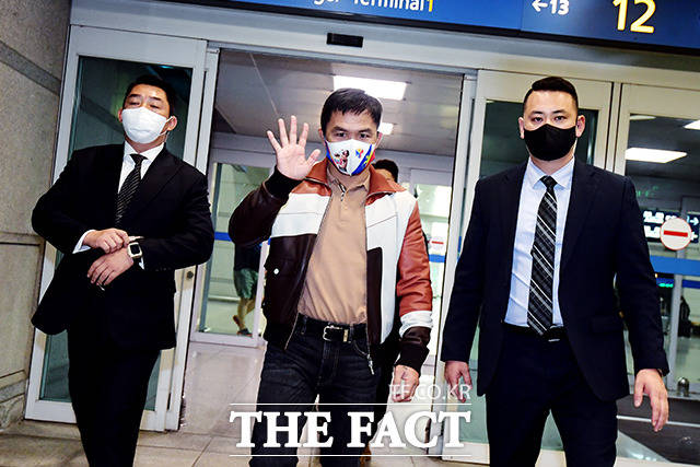 필리핀의 복싱 영웅 매니 파퀴아오가 한국 팬들을 만나기 위해 10일 오후 인천국제공항으로 입국하고 있다. /인천국제공항=이선화 기자