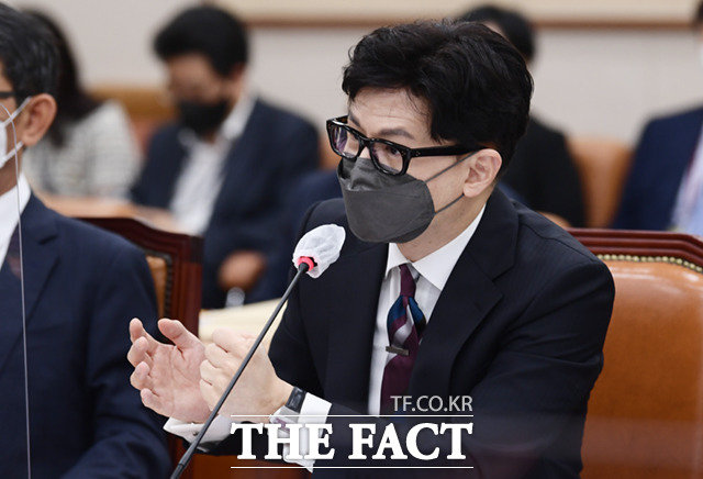 한동훈 법무부 장관이 이재명 더불어민주당 대표의 비위 수사를 위해 미국 출장을 다녀왔다는 주장이 제기됐다. /국회=이새롬 기자