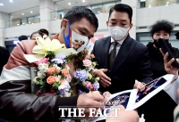  한국 찾은 파퀴아오…팬들을 위한 '사인세례' [포토]