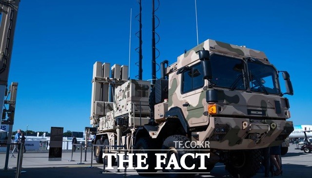 독일이 조만간 우크라이나에 인도할 지대공 미사일 체계 IRIS-T SLM 발사차량이 발사대를 수직으로 세운채 서 있다. /DW