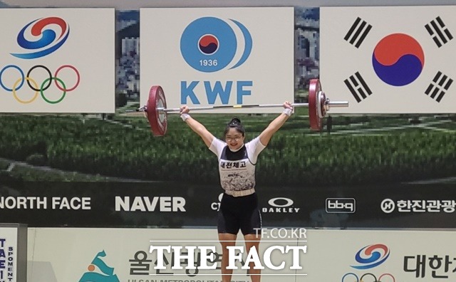 제103회 전국체육대회 역도경기에서 3관왕을 차지한 대전체육고등학교 강채린 선수가 경기를 하고 있다. / 대전시교육청 제공