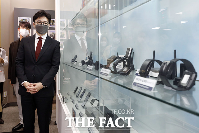 한동훈 법무부 장관이 11일 서울 동대문구 위치추적중앙관제센터를 방문해 홍보체험관 내 전시된 전자발찌 설명을 듣고 있다. /이동률 기자