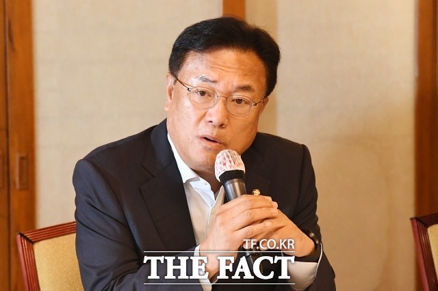 정진석(오른쪽) 국민의힘 비상대책위원장은 11일 일본군 한국 주둔설을 제기한 이재명 민주당 대표를 겨냥해 경박한 역사 인식으로 국민을 현혹하지 말았으면 한다며 비판했다. /국회사진취재단