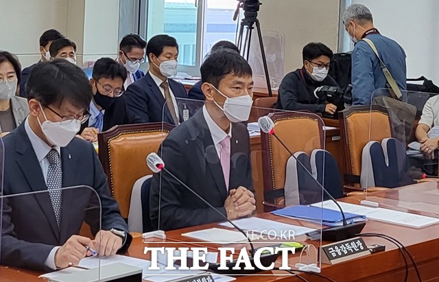 이복현 금융감독원장이 11일 오전 국회 정무위원회 국정감사에 참석해 의원들의 질의에 답변하고 있다. /정소양 기자