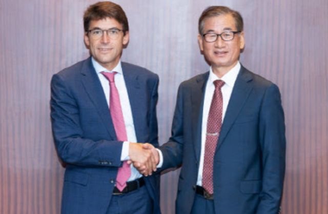 브루노 이븐 에어버스 헬리콥터스 최고경영자(왼쪽)가 강구영 한국항공우주산업(KAI) 사장과 기념 촬영을 하고 있다. /에어버스 제공