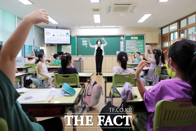 서울의 초등교사 임용시험 합격자들은 발령까지 1년 4개월가량 기다려야 하는 것으로 나타났다. 사진은 서울의 한 초등학교에서 학생들이 선생님과 인사를 나누고 있다./뉴시스