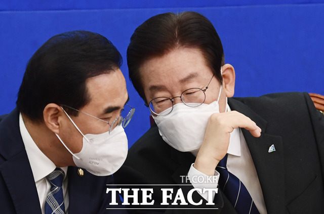 이재명 더불어민주당 대표(오른쪽)과 박홍근 원내대표가 11일 서울 여의도 국회에서 열린 긴급 안보대책회의에 참석해 대화를 나누고 있다.
