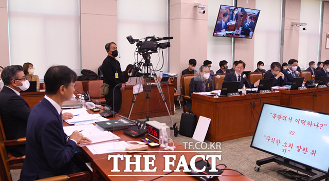 박범계 더불어민주당 의원이 11일 서울 여의도 국회에서 열린 법제사법위원회의 감사원에 대한 국정감사에서 최재해 감사원장에게 질의를 하고 있다.