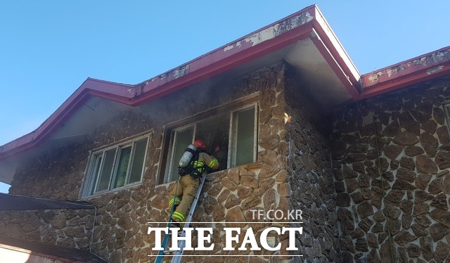 경북 의성군 단촌면 빙하리 의성휴게소 2층 단독주택에서 원인을 알 수 없는 불이 나 소방대원이 진화하고 있다. /의성소방서 제공