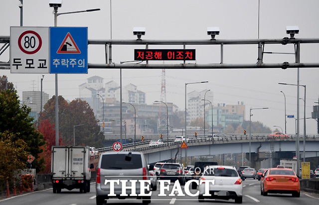 경기도는 내년부터 배출가스 4등급 노후 경유 차량을 조기 폐차하면 비용을 지원한다 사진은 노후 경유차 단속 CCTV. /이새롬 기자