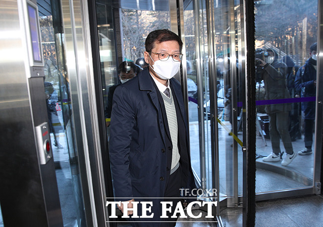 검찰이 KBS의 채널A 오보 사건과 관련해 오보를 제보한 취재원으로 의심되는 신성식 법무연수원 연구위원(검사장)을 소환 조사했다./배정한 기자