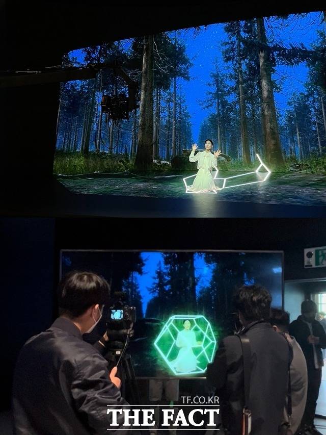 팀스튜디오 관계자들이 숲을 배경으로 모델을 촬영하는 장면과 이를 실시간으로 화면에 띄워 비교하고 있다. /최문정 기자