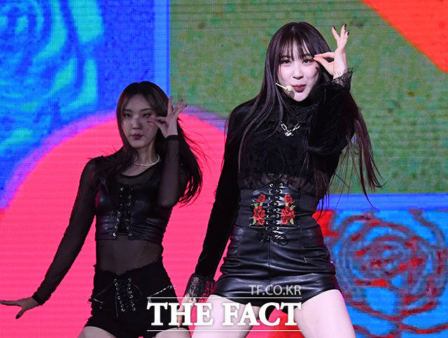 가수 이채연이 12일 오후 서울 광진구 예스24 라이브홀에서 열린 첫 번째 미니 앨범 ‘HUSH RUSH(허쉬 러쉬)’ 미디어 쇼케이스에 참석해 무대를 펼치고 있다. /박헌우 인턴기자