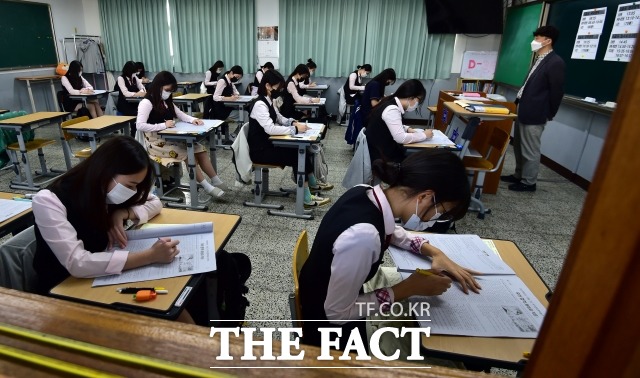 사진은 대구 한 고등학교에서 3학년 수험생들이 전국연합학력평가를 치르고 있다./뉴시스