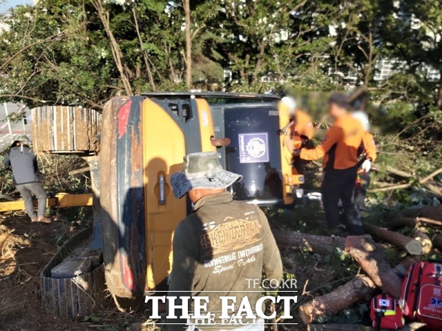 12일 오후 3시 충북 청주시 서원구 죽림동의 한 아파트단지 벌목 현장에서 나무를 옮기던 굴착기 한 대가 전도됐다. /청주서부소방서 제공